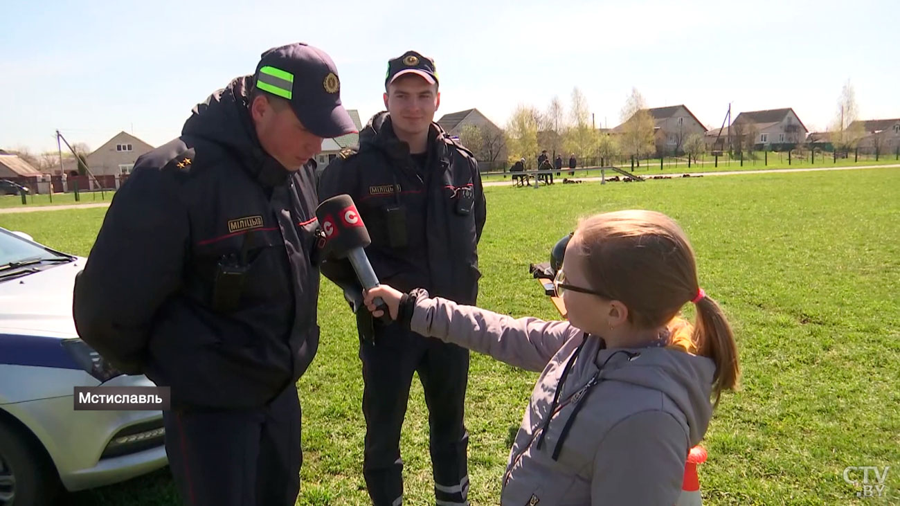 ​Она учится в 5-м классе, и ей точно пора открывать личный блог. Девочка взяла неординарное интервью у милиционеров-7