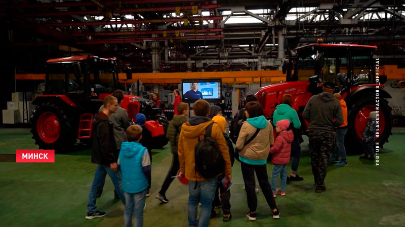 МТЗ предлагает туристам поучаствовать в сборке трактора-1