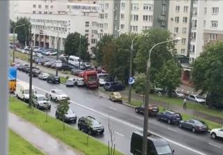 Мусоровоз в Минске протаранил автомобили на парковке