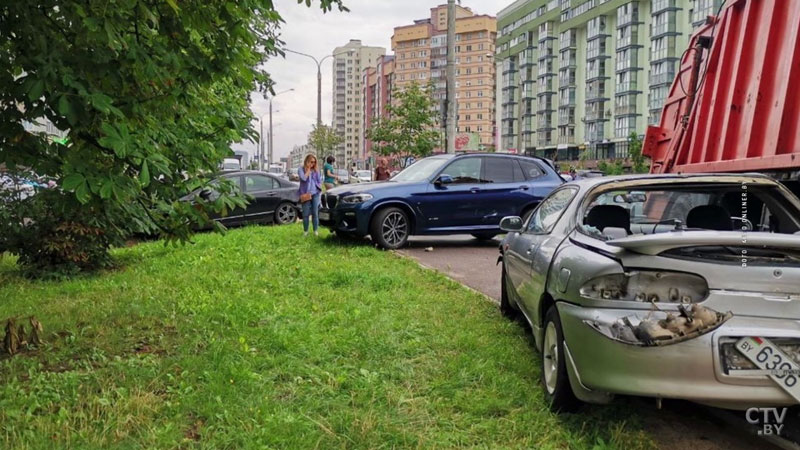 Мусоровоз в Минске протаранил автомобили на парковке-6