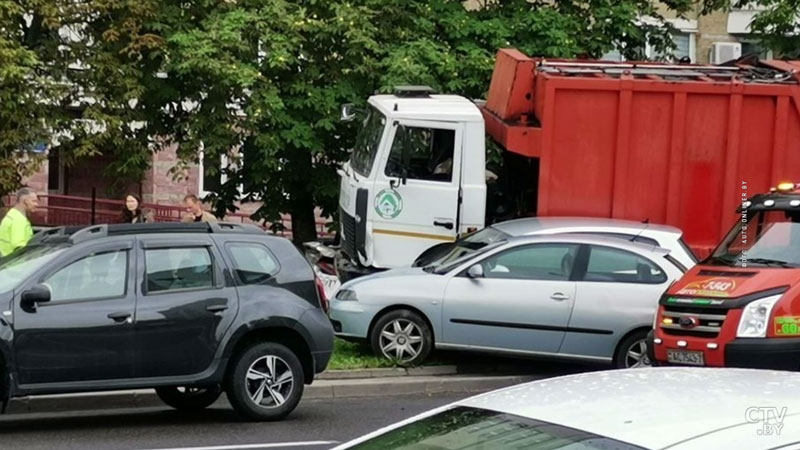 Мусоровоз в Минске протаранил автомобили на парковке-1