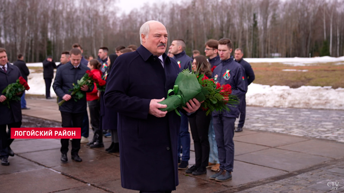 «То, что несёт с собой война». Лукашенко поразила атмосфера обновлённого музея в Хатыни-9