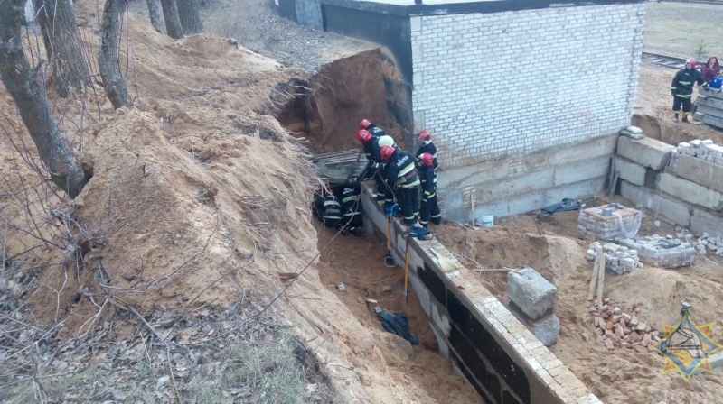 В Барановичах при строительстве гаража мужчину по голову засыпало грунтом-1