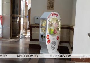 В Витебске парень украл из автомата с цветами восемь букетов 