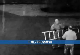 Мужчина повесил БЧБ-флаг на здании школы и угрожал сторожу ножом