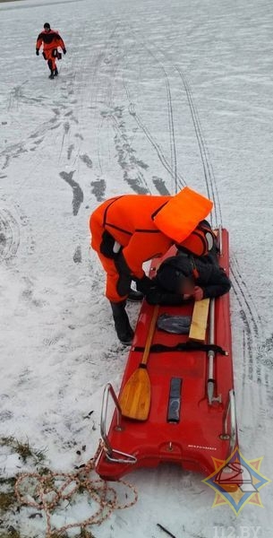 В Глубоком мужчина хотел сократить путь через озеро и провалился под лёд -1