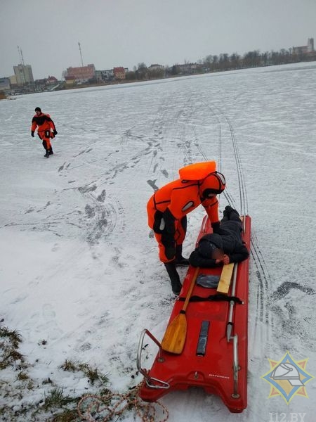 В Глубоком мужчина хотел сократить путь через озеро и провалился под лёд -4