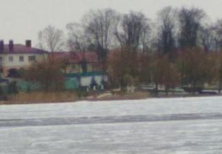 В Глубоком мужчина хотел сократить путь через озеро и провалился под лёд 