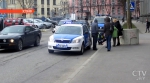 Мужчина, кинувшийся с ножами на полицию в Таллине, скончался в больнице