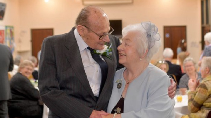 Лучше поздно, чем никогда. Мужчина впервые женился в 95 лет и ни о чём не жалеет