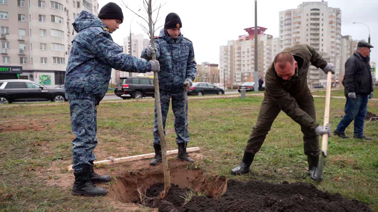 В Минске сотрудники МВД заложили аллею «Во имя мира и созидания»