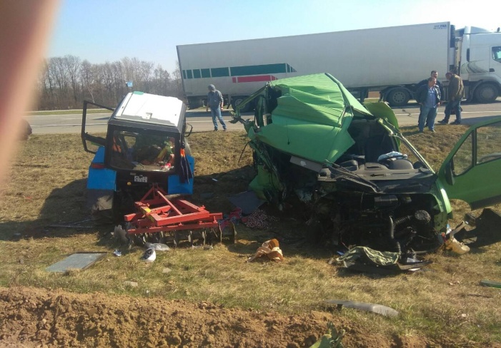 Под Барановичами Peugeot столкнулся с трактором: погибла женщина  -1