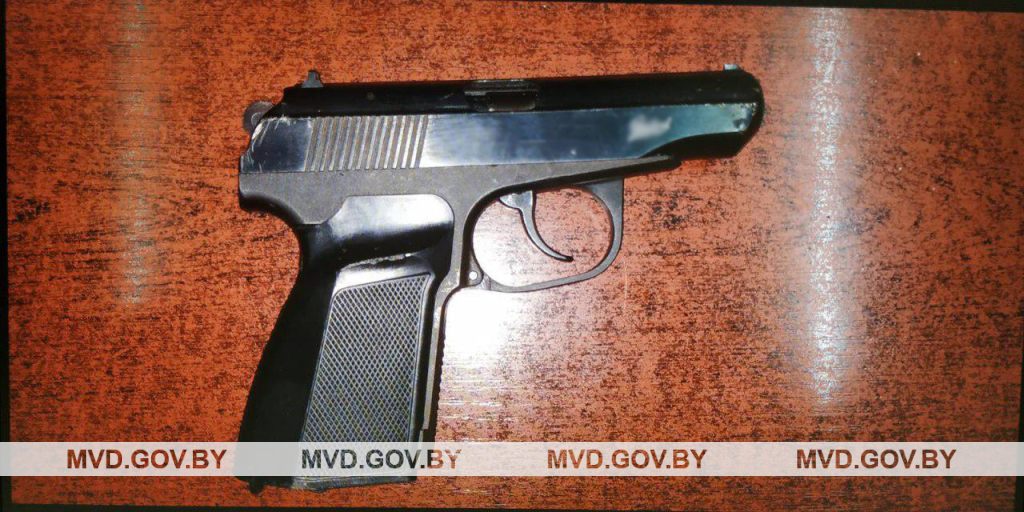 В Орше пассажир с пистолетом в руках бегал за водителем маршрутки и угрожал ему