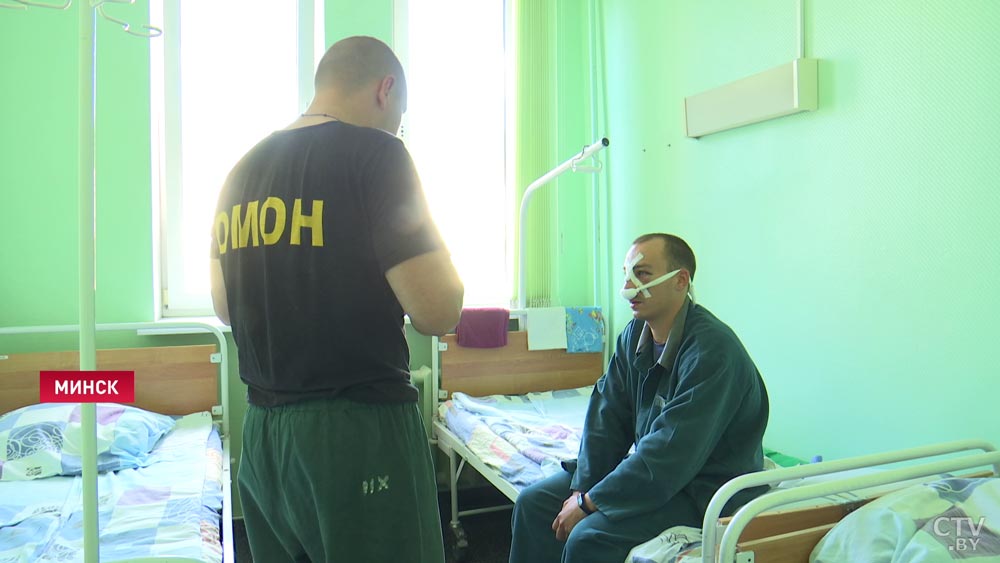 Пострадавший от действий протестующих сотрудник МВД: на мирный протест не берут с собой биты, заточки-1