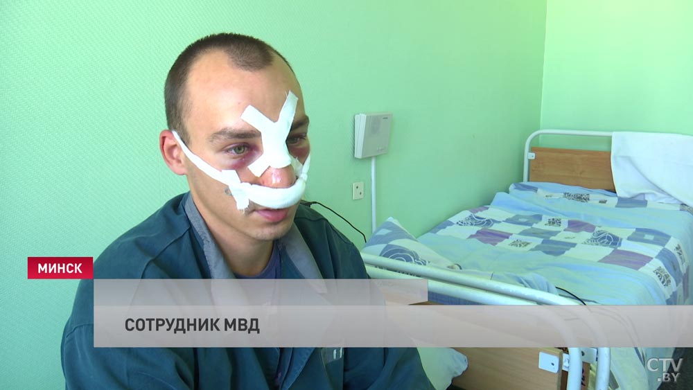 Пострадавший от действий протестующих сотрудник МВД: на мирный протест не берут с собой биты, заточки-7 Пострадавший от действий протестующих сотрудник МВД: на мирный протест не берут с собой биты, заточки-7
