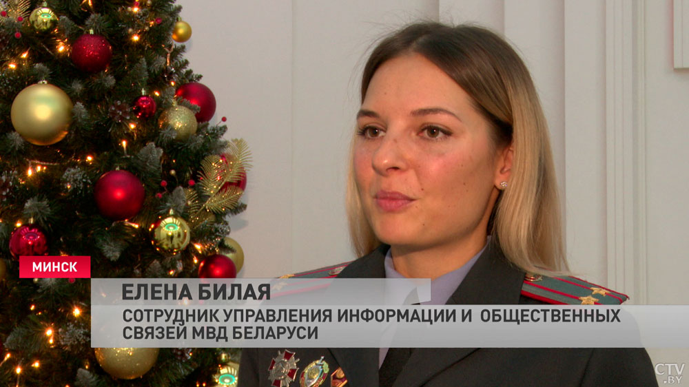 Посидеть за рулём патрульной машины и потренироваться в тире. Как Дед Мороз из МВД исполняет мечты юных белорусов?-7