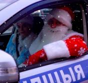 Посидеть за рулём патрульной машины и потренироваться в тире. Как Дед Мороз из МВД исполняет мечты юных белорусов?
