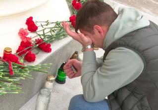 «Мы сегодня идём на работу и не знаем, вернёмся или нет». Минчане скорбят вместе с родственниками убитого силовика