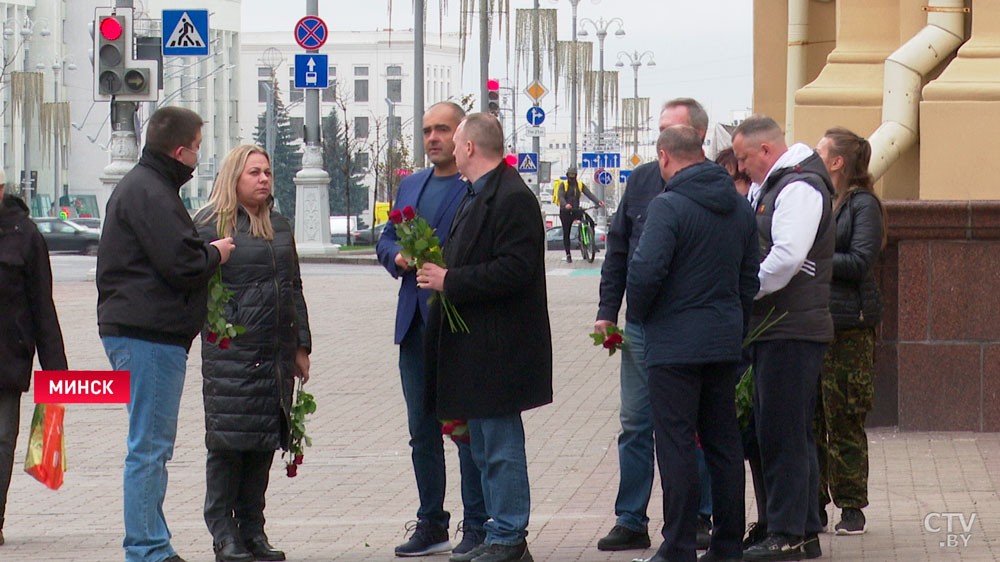 «Мы сегодня идём на работу и не знаем, вернёмся или нет». Минчане скорбят вместе с родственниками убитого силовика-4