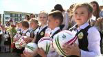 «Я могу вспомнить свой первый мяч». Белорусская федерация футбола подарила мячи первоклассникам в сельской школе