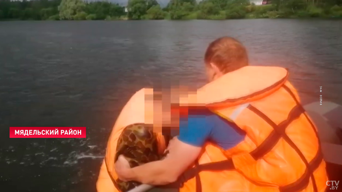 Мядельские спасатели во время рейда обнаружили перевёрнутую лодку и спасли рыбака-1