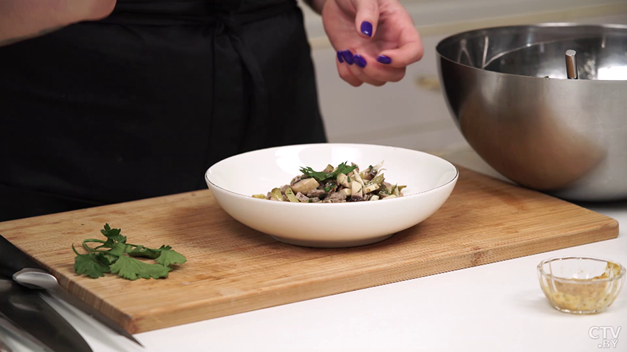 Мясной салат на Новый год. Рассказываем рецепт вкусного блюда-19