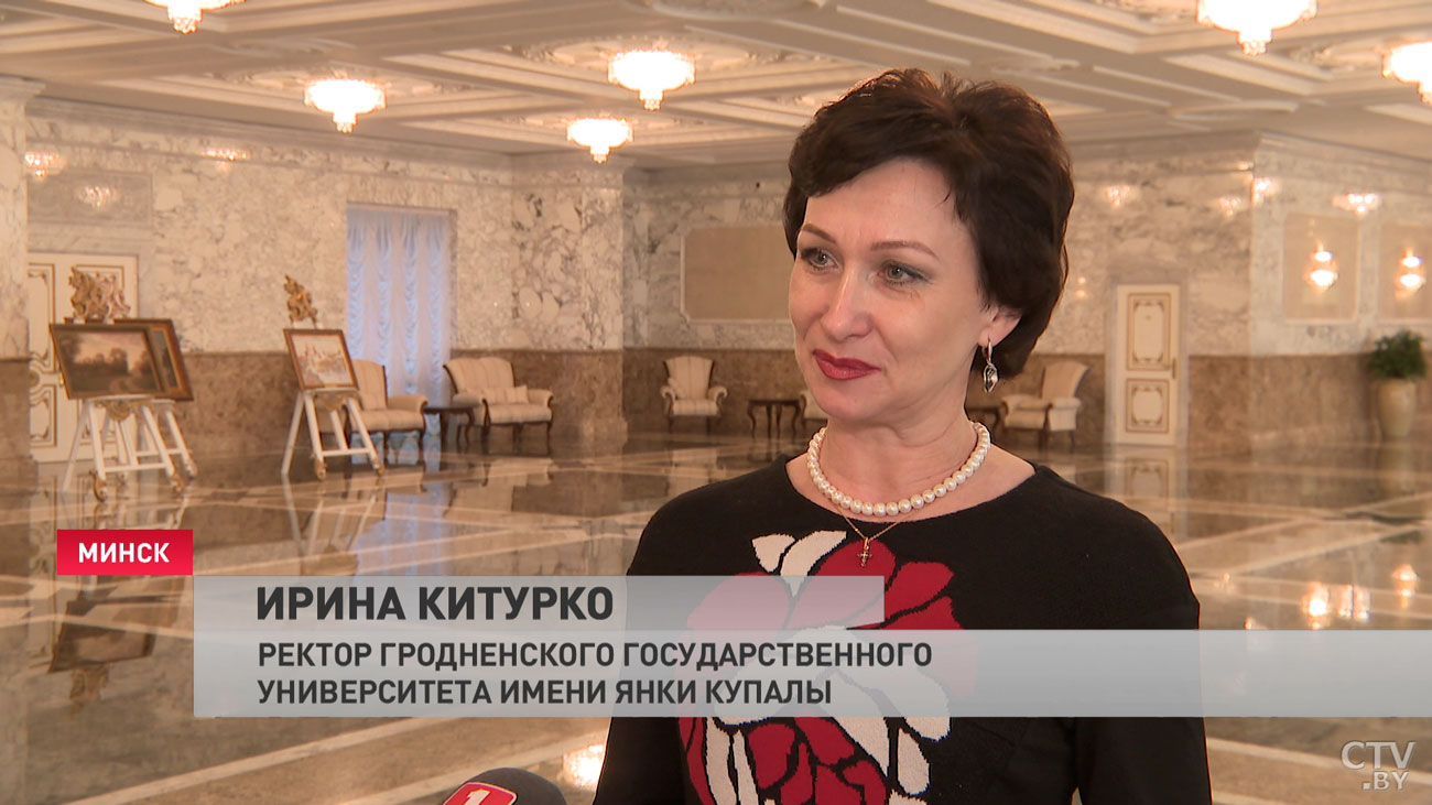 Работники ГрГУ имени Янки Купалы привезли во Дворец Независимости уникальные ёлочные игрушки ручной работы-4