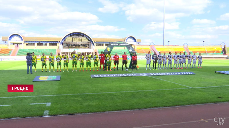 Игроки «Нёмана» и «Руха» вышли на поле с портретами ветеранов-1 Игроки «Нёмана» и «Руха» вышли на поле с портретами ветеранов-1