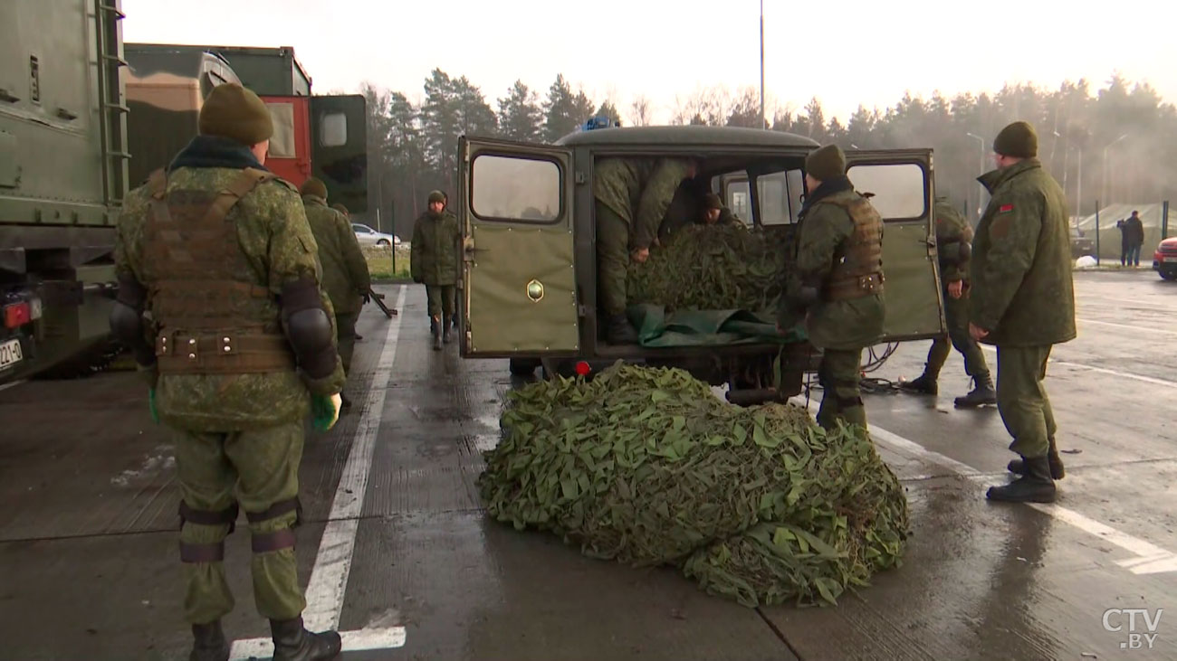 Открытие мобильного пресс-центра и военно-полевой бани. Главные события 17-го дня на белорусско-польской границе-7