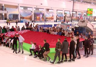 В поддержку референдума. На льду «Минск-Арены» более 1000 учащихся развернули 12-метровый флаг Беларуси 