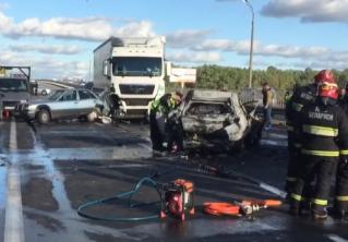 Сгорел автомобиль, погибли четыре человека. На МКАД произошла крупная авария