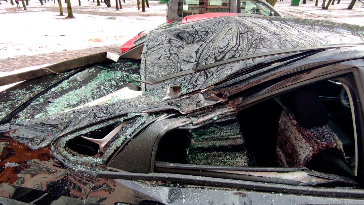 «Приезжайте, вашего автомобиля практически нет». На новую машину минчанки упала балка с крыши 9-этажки