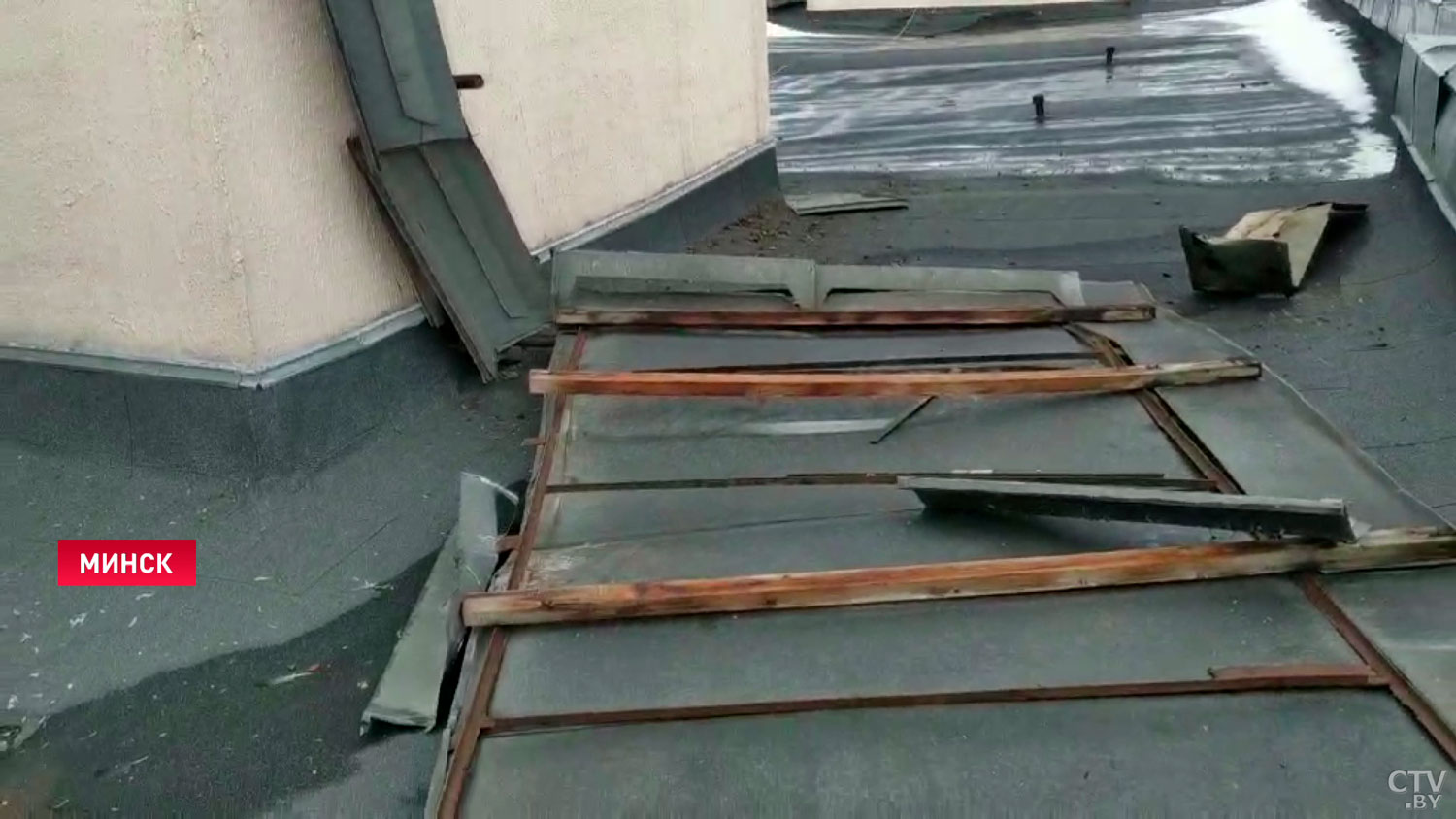 «Приезжайте, вашего автомобиля практически нет». На новую машину минчанки упала балка с крыши 9-этажки-10