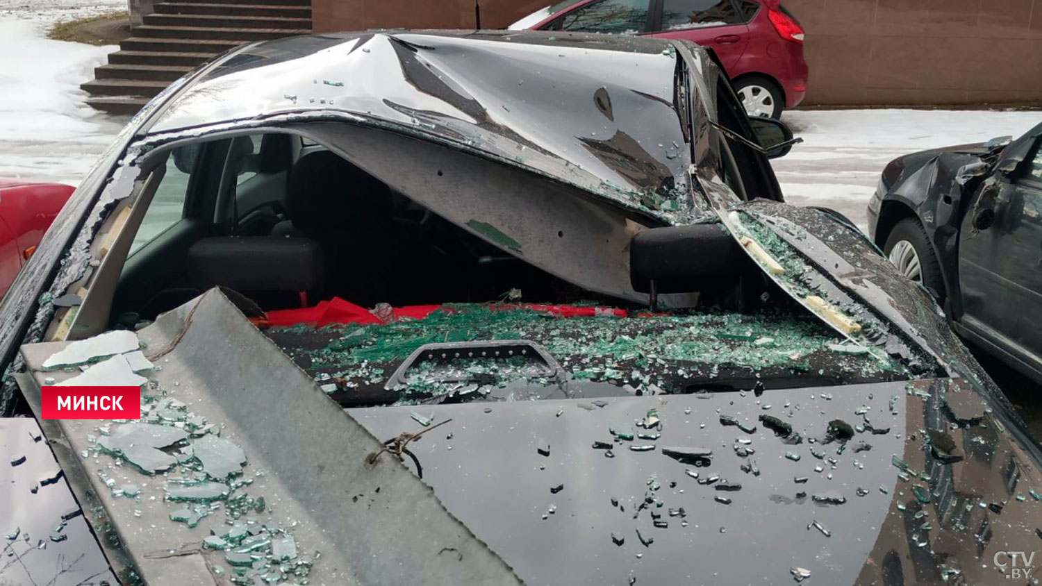 «Приезжайте, вашего автомобиля практически нет». На новую машину минчанки упала балка с крыши 9-этажки-16