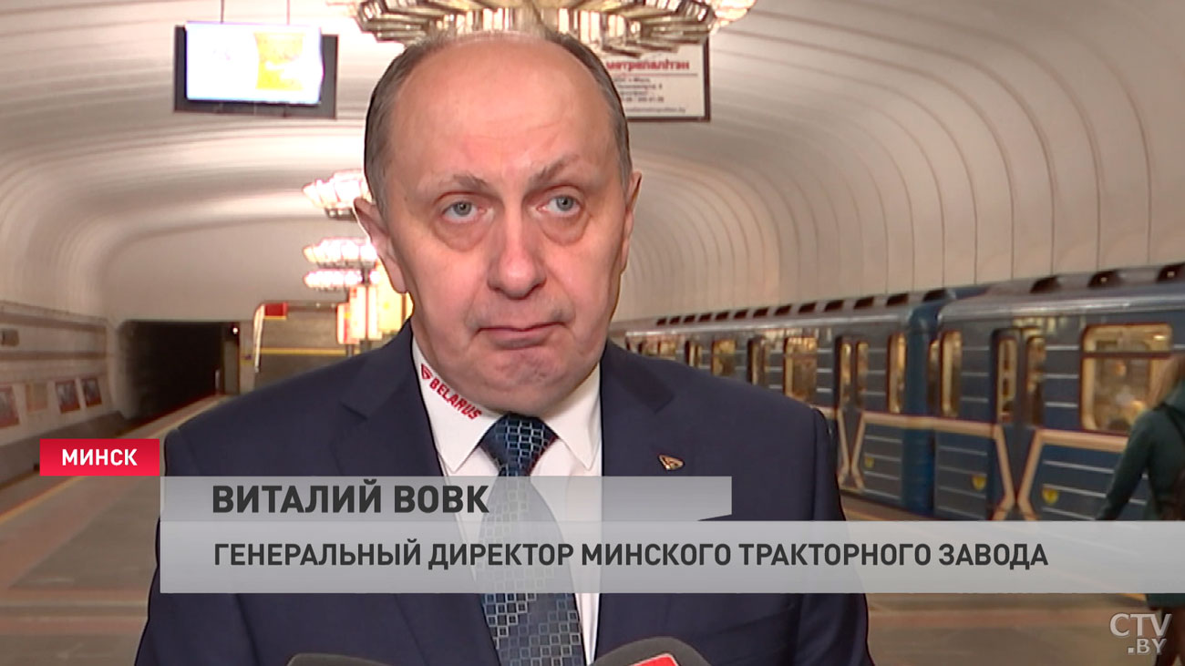 В честь юбилея МТЗ. На станции метро «Тракторный завод» открылась необычная фотовыставка-10