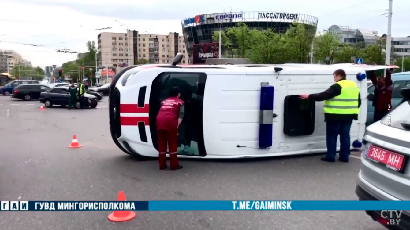 На Сурганова опрокинулся автомобиль скорой медицинской помощи-1