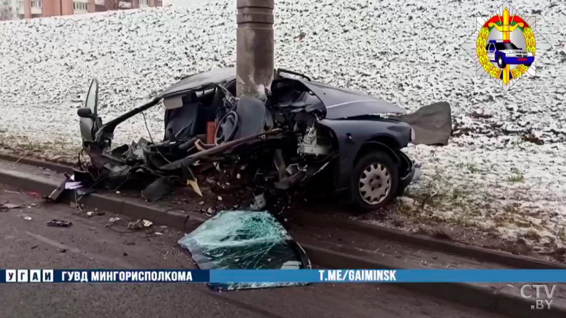 На Тимирязева Mitsubishi разорвало на две части: машина врезалась в столб-1