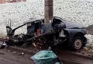 На Тимирязева Mitsubishi разорвало на две части: машина врезалась в столб