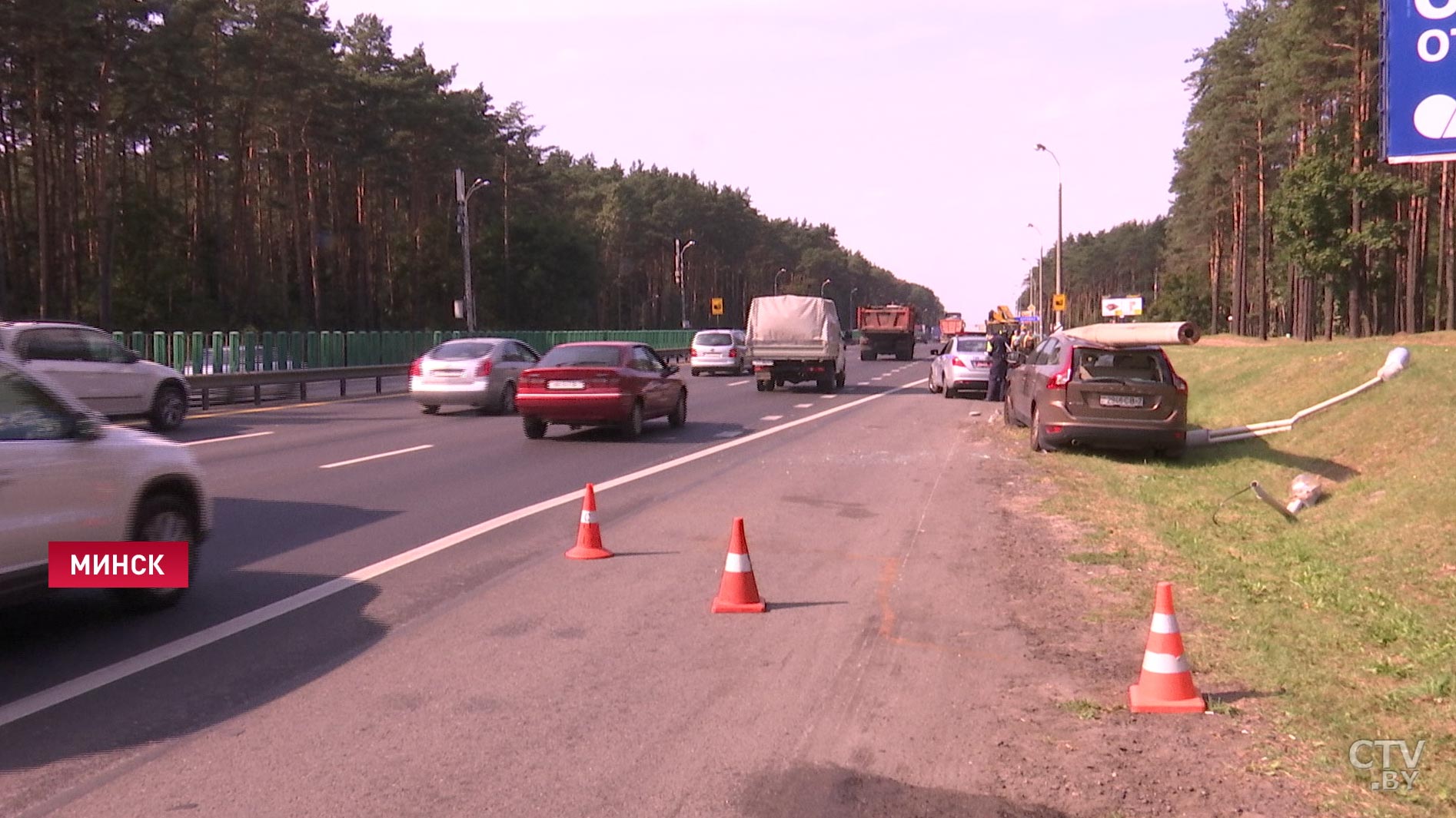 На Volvo упала осветительная мачта. Женщину-водителя госпитализировали-1