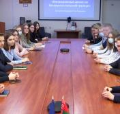 На встрече в БГУ студенты обсудили миграционный кризис на границе и помощь беженцам: это люди, которые не несут опасности для Беларуси 
