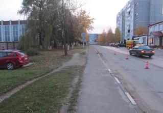 В Новолукомле автомобиль Kia сбил пенсионерку на тротуаре