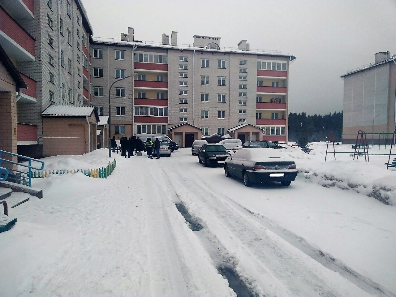 В Новогрудке второклассница поскользнулась и попала под автомобиль-1