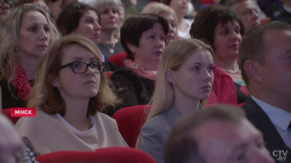 «Стараюсь проявить себя во всём вместе со своими детьми». Лучшим педагогам Минской области вручили награды -13