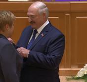 Президент Беларуси вручил депутатам и сенаторам государственные награды