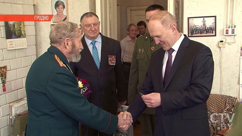 «Отдал свои молодые годы армии и защите Отечества». Первую медаль к 100-летию Вооруженных Сил Беларуси вручили в Гродно-4