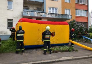 В Минске спасатели развернули куб жизни ради мужчины на крыше многоэтажки