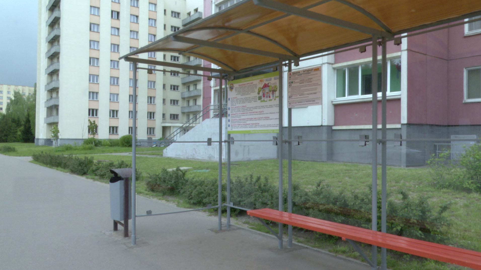 Учат детей правилам безопасности. Яркие наклейки появились на остановках в Минске