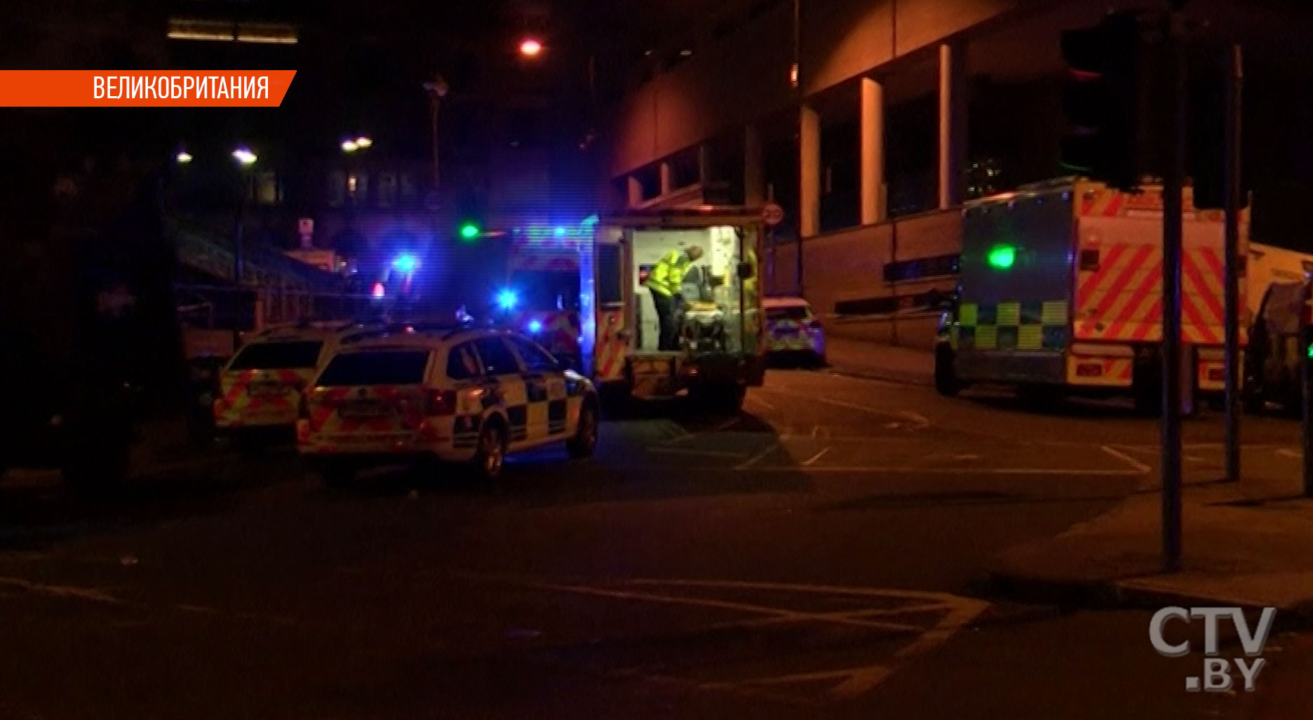 Неизвестный устроил стрельбу в кафе Лондона: кадры с места событий-1