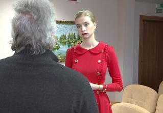 Когда мимо кухни бежал, схватил большой нож. Пенсионер рассказал, почему напал на бригаду скорой у себя дома