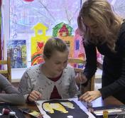 Педагог из Клецка обучает школьников живописи в забытых техниках народного творчества